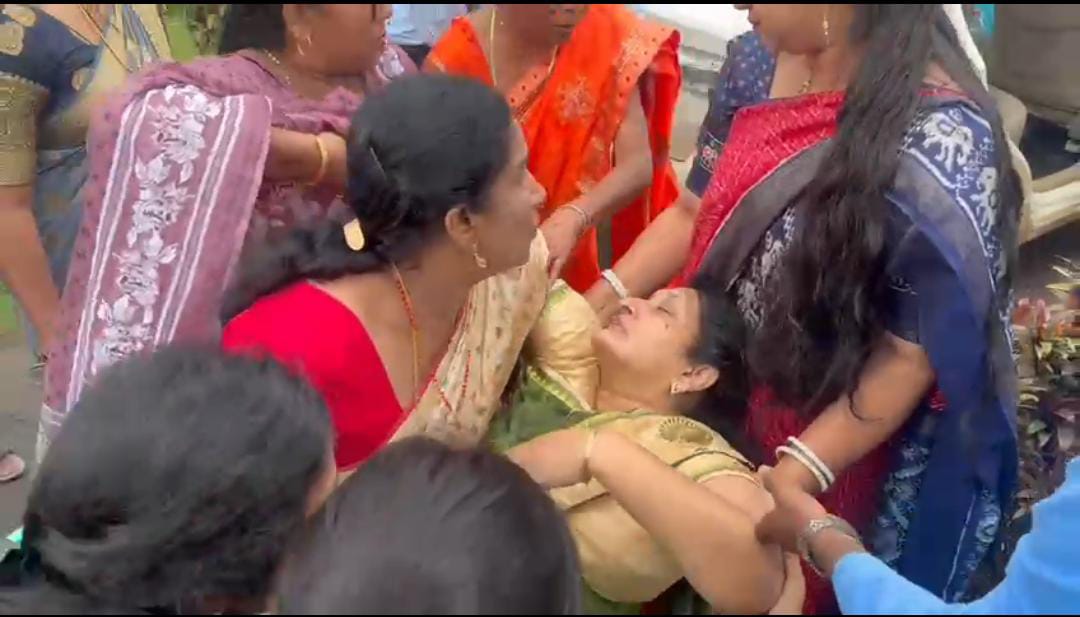 डीएवी स्कूल में हंगामा: तानाशाही प्रिंसिपल के ख़िलाफ़ सड़क पर उतरे शिक्षक, एक शिक्षिका बेहोश।   एनएमडीसी अधिकारियों के द्वारा कार्यवाही के आश्वासन के बाद शिक्षक हुए शांत जनप्रतिनिधि पहुंचे मौके पर।