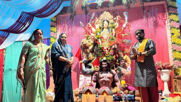 जिला पंचायत उपाध्यक्ष गगन जयपुरिया व सभापति मोहन कुमारी साहू ने दुर्गा पंडालों में पहुंच कर लिया आशीर्वाद
