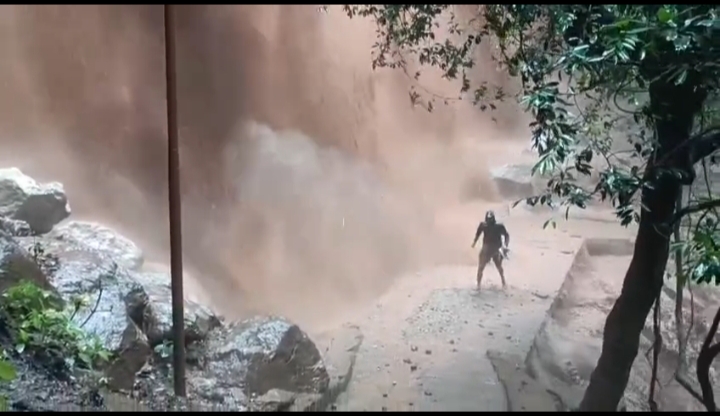 बरसात में खतरनाक बहाव क्षेत्र वाले स्थानों में जाने से बचने हेतु प्रशासन और पुलिस की अपील