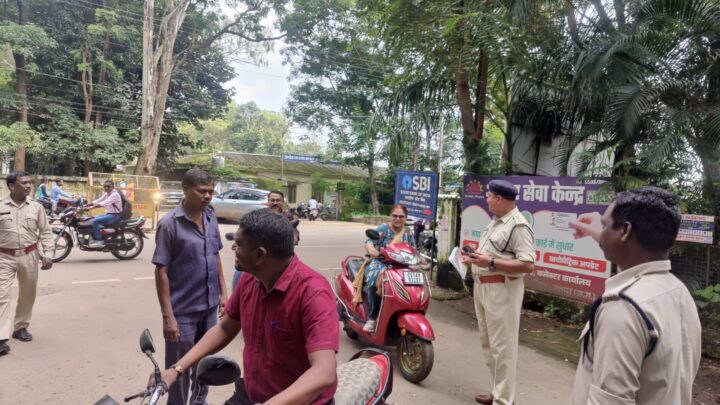 बिना हेलमेट और सीट बेल्ट जिला कार्यालय आने वालों को लौटाया गया वापस सीटबेल्ट एवं हेलमेट पहनने के लिए जिला प्रशासन हुआ सख्त