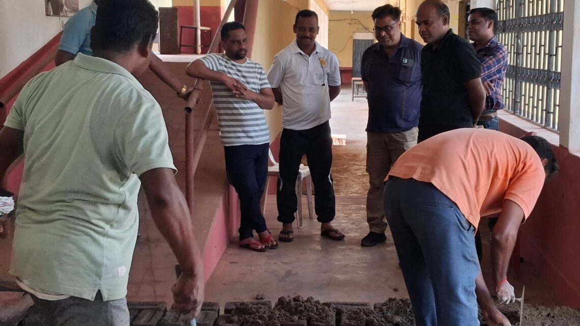 आदर्श उच्चतर माध्यमिक विद्यालय जशपुर के ईव्हीएम स्ट्रॉंग रूम का दीवाल बनाकर किया गया विभाजन