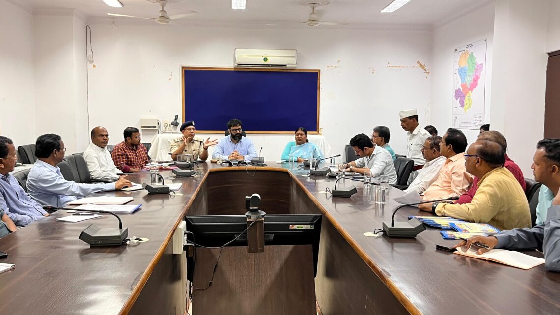 विधायक श्रीमती रायमुनि भगत,कलेक्टर श्री व्यास एवं वरिष्ठ पुलिस अधीक्षक श्री शशि मोहन सिंह की उपस्थिति में नवरात्रि एवं दशहरा पर्व की तैयारी को लेकर दशहरा उत्सव समिति की बैठक आयोजित की गई