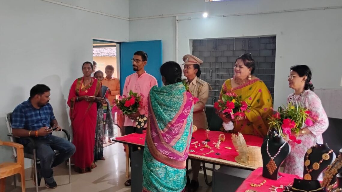 स्थानीय रूप से उपलब्ध बांस और सवई घांस से बनेंगे आकर्षक उत्पाद महिलाओं को दिया जा रहा है  प्रशिक्षण खोलेगा रोजगार की नई राह, बनेंगी आर्थिक रूप से सशक्त