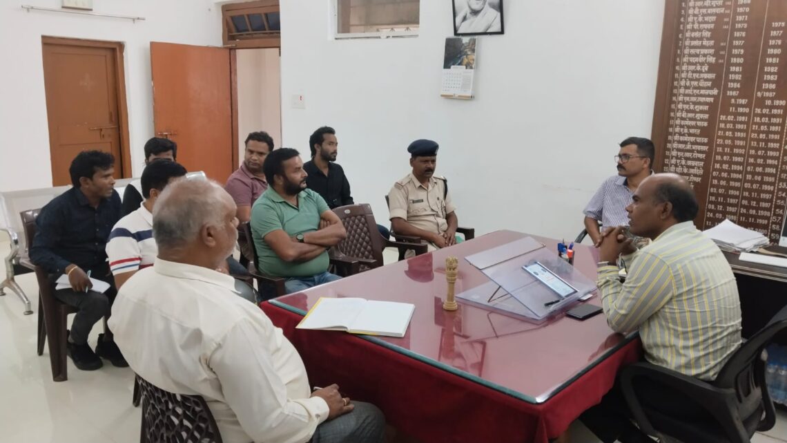 बिना लाइसेंस एवं हेलमेट ना करें वाहनों का विक्रय- एसडीएम हेलमेट एवं सीट बेल्ट लगाने हेतु ग्राहकों को करें प्रोत्साहित- एसडीएम एसडीएम ने समस्त वाहन विक्रय करने वाले शोरूम संचालकों की ली बैठक