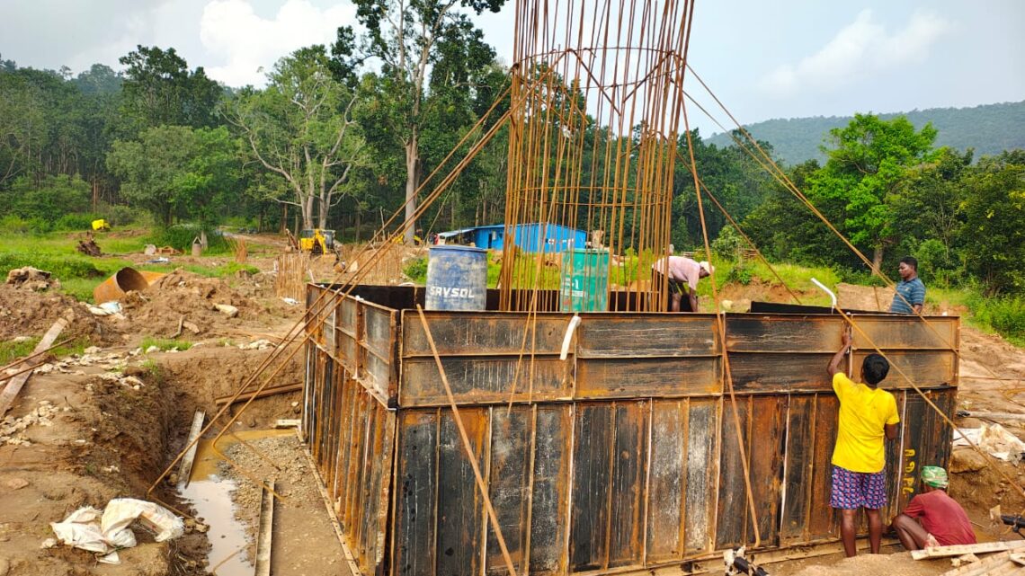 मुख्यमंत्री विष्णुदेव साय के निर्देश पर जिले में विकास की रफ्तार तेज, 5 करोड़ 22 लाख रुपए की लागत से केराकोनादृबैगाटोली मार्ग ईब नदी पर उच्च स्तरीय पुल निर्माण कार्य शुरू, समय सीमा में कार्य पूरा करने के सख्त निर्देश….