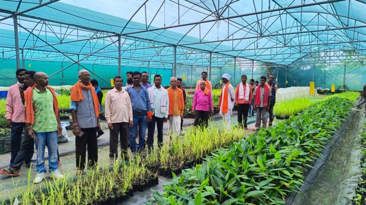 कृषक क्रांति अभियान रू शैक्षणिक भ्रमण से किसान सीख रहे उन्नत खेती के तरीके