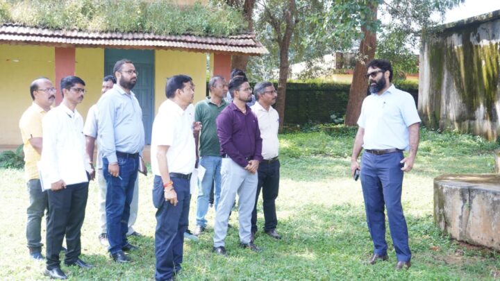 कलेक्टर रोहित व्यास ने महारानी लक्ष्मीबाई कन्या उच्चतर माध्यमिक विद्यालय का किया निरीक्षण भौतिकी प्रयोगशाला ठीक से संचालित नहीं करने पर व्याख्याता को नोटिस जारी करने के दिए निर्देश