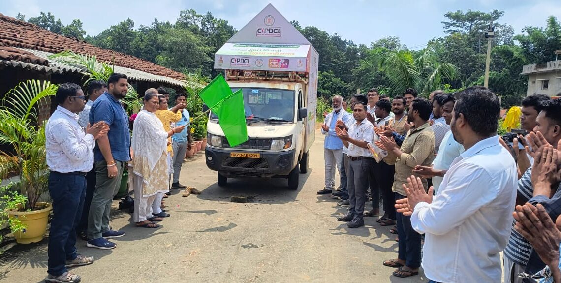 विधायक श्रीमती गोमती साय ने सूर्य घर मुफ्त बिजली योजना के प्रचार-प्रसार रथ को हरी झण्डी दिखाकर किया रवाना यह रथ पत्थलगांव विधान सभा क्षेत्र अंतर्गत शहरों और गांवों में भ्रमण कर लोगों को योजना की देगा जानकारी