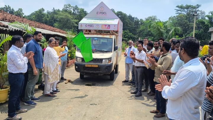 विधायक श्रीमती गोमती साय ने सूर्य घर मुफ्त बिजली योजना के प्रचार-प्रसार रथ को हरी झण्डी दिखाकर किया रवाना यह रथ पत्थलगांव विधान सभा क्षेत्र अंतर्गत शहरों और गांवों में भ्रमण कर लोगों को योजना की देगा जानकारी