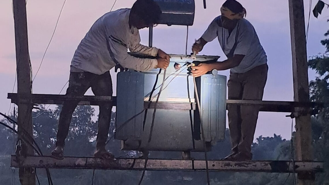 मुख्यमंत्री विष्णुदेव साय के निर्देश पर ग्रामीण इलाकों में लो वोल्टेज की समस्या दूर करने 102 ट्रांसफार्मर स्वीकृत,अंधेरे की समस्या से मुक्त हो कर विकास की उजाले की ओर बढ़े कदम