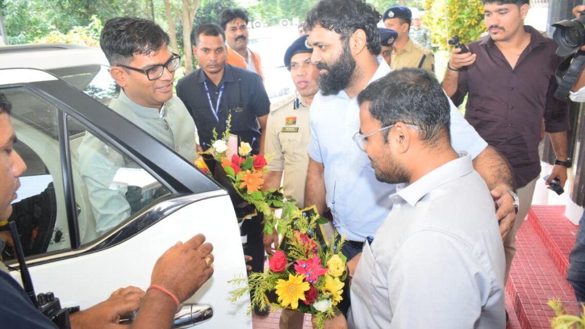 जिले के प्रभारी मंत्री श्री ओ.पी. चौधरी के जशपुर आगमन पर जनप्रतिनिधियों और अधिकारियों ने किया आत्मीय स्वागत