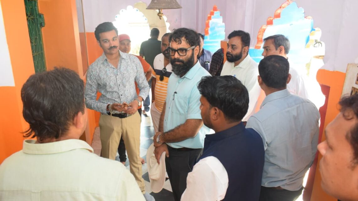 कलेक्टर व्यास ने नवरात्र और विजयादशमी पर्व सुव्यवस्थित एवं सुरक्षित तरीके से सम्पन्न कराने मंदिरों और आयोजन स्थलों का किया अवलोकन आयोजन स्थलों की साफ-सफाई सहित सभी आवश्यक तैयारी करने के दिए निर्देश