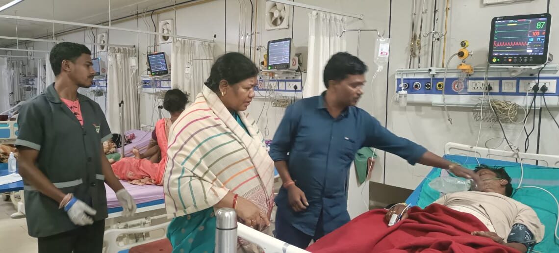 गणेश विसर्जन के दौरान ग्राम जूरूडांड में हुए दुखद सड़क हादसे में अर्धरात्रि में घायलों से मिलने पहुंचे विधायक, कलेक्टर और पुलिस अधीक्षक मृतकों के परिवारों को दी गई तत्काल आर्थिक सहायता घायलों का अंबिकापुर में भी चल रहा है इलाज, प्रशासन की तरफ से हर संभव सहायता कराया जा रहा है उपलब्ध