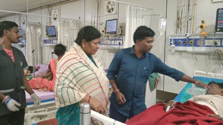 गणेश विसर्जन के दौरान ग्राम जूरूडांड में हुए दुखद सड़क हादसे में अर्धरात्रि में घायलों से मिलने पहुंचे विधायक, कलेक्टर और पुलिस अधीक्षक मृतकों के परिवारों को दी गई तत्काल आर्थिक सहायता घायलों का अंबिकापुर में भी चल रहा है इलाज, प्रशासन की तरफ से हर संभव सहायता कराया जा रहा है उपलब्ध