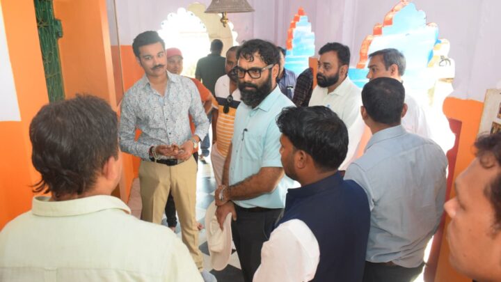 कलेक्टर व्यास ने नवरात्र और विजयादशमी पर्व सुव्यवस्थित एवं सुरक्षित तरीके से सम्पन्न कराने मंदिरों और आयोजन स्थलों का किया अवलोकन आयोजन स्थलों की साफ-सफाई सहित सभी आवश्यक तैयारी करने के दिए निर्देश