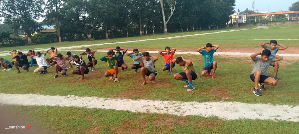 देश सेवा जुनून में प्रतिदिन घंटों मैदान पर पसीना बहा रहे जशपुर के युवा नव संकल्प में अग्निवीर एवं एसएससी जीडी हेतु बच्चों को दिया जा रहा निःशुल्क शारीरिक प्रशिक्षण