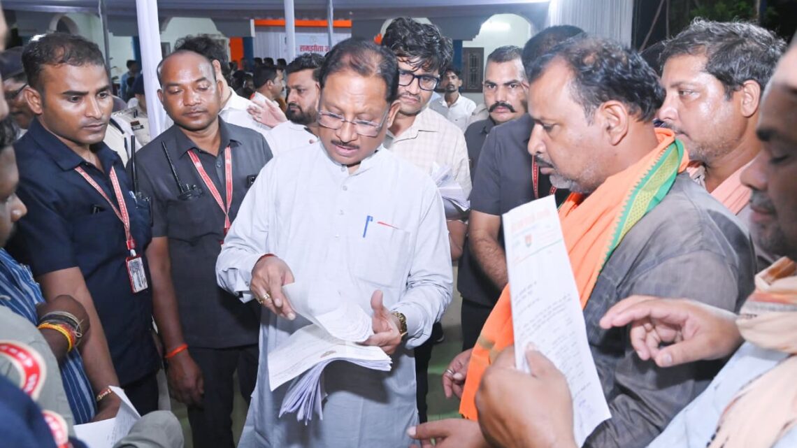 मुख्यमंत्री विष्णुदेव साय ने बगिया कैंप कार्यालय में सुनी जनता की समस्याएं त्वरित निराकरण के दिए निर्देश