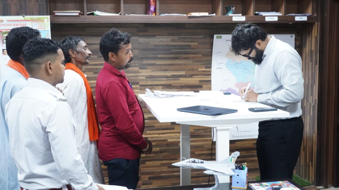 कलेक्टर ने जनदर्शन में सुनी आम लोगों की समस्याएं आवेदनों के समयबद्ध निराकरण को लेकर अधिकारियों को दिए निर्देश