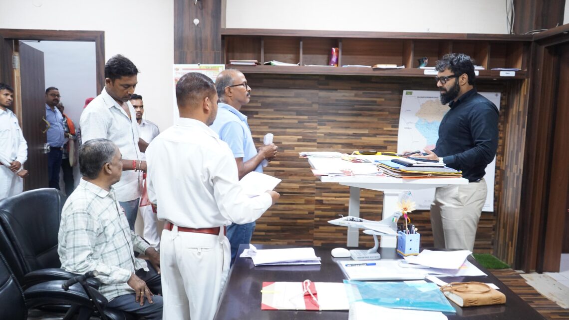 कलेक्टर रोहित व्यास ने जनदर्शन में जानी लोगों की समस्याएं आवेदनों के समयबद्ध निराकरण को लेकर अधिकारियों को दिए निर्देश