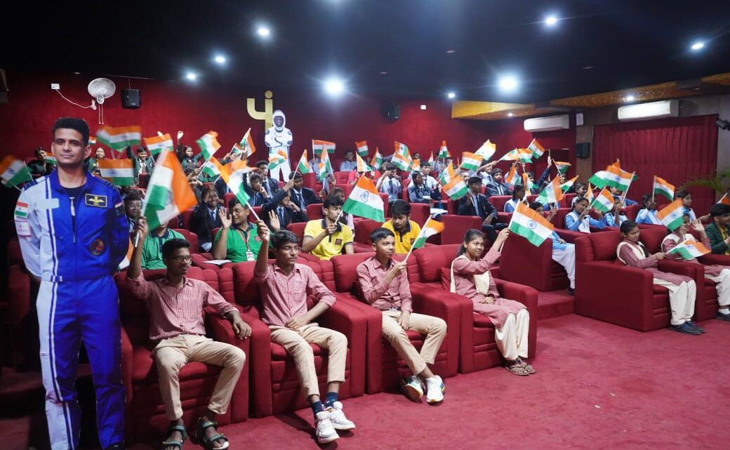 गगनयात्री शुभांशु शुक्ला के साथ जशपुर के बच्चे हुए रूबरू शुभांशु शुक्ला से प्रेरणा लेकर बच्चे अपनी रुचि के क्षेत्र में बढ़ें आगे और देश का नाम करें रौशन- मुख्यमंत्री श्री साय ‘टच द स्पेस’ कार्यक्रम के माध्यम से बच्चों की अंतरिक्ष जिज्ञासाओं का हुआ समाधान मुख्यमंत्री श्री विष्णुदेव साय ने शुभांशु शुक्ला को दी शुभकामनाएं भारत के अंतरिक्ष हीरो से मिलकर बच्चे हुए अंतरिक्ष विज्ञान के प्रति उत्साहित