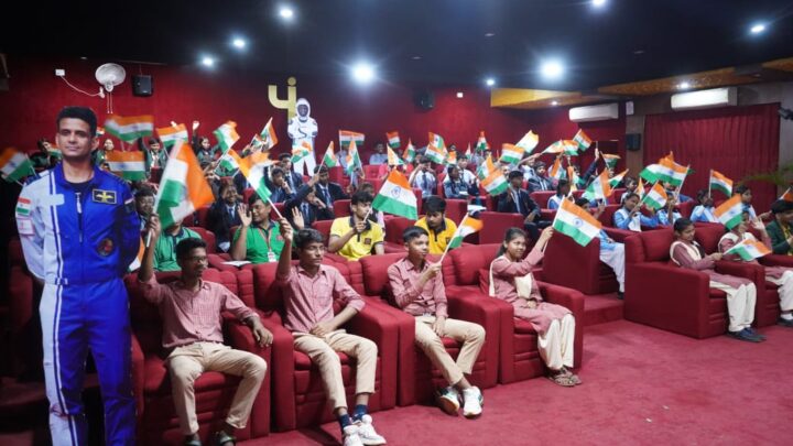 गगनयात्री शुभांशु शुक्ला के साथ जशपुर के बच्चे हुए रूबरू शुभांशु शुक्ला से प्रेरणा लेकर बच्चे अपनी रुचि के क्षेत्र में बढ़ें आगे और देश का नाम करें रौशन- मुख्यमंत्री श्री साय ‘टच द स्पेस’ कार्यक्रम के माध्यम से बच्चों की अंतरिक्ष जिज्ञासाओं का हुआ समाधान मुख्यमंत्री श्री विष्णुदेव साय ने शुभांशु शुक्ला को दी शुभकामनाएं भारत के अंतरिक्ष हीरो से मिलकर बच्चे हुए अंतरिक्ष विज्ञान के प्रति उत्साहित