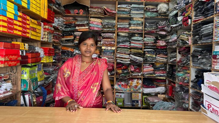 रितु रजक कपड़े का व्यवसाय अपनाकर बनी आत्मनिर्भर