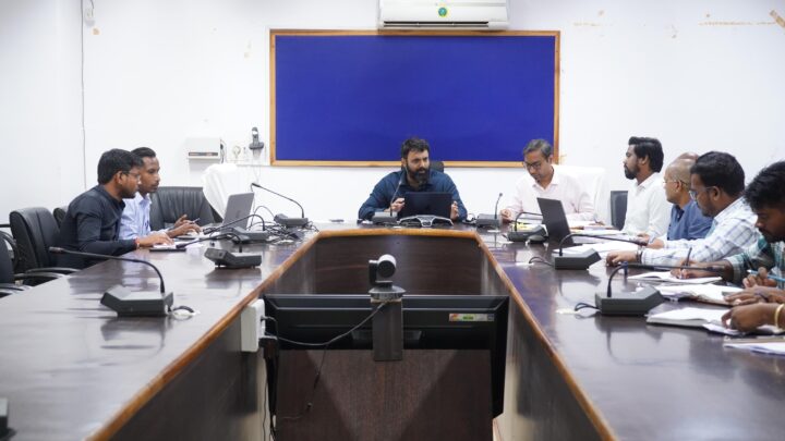 कलेक्टर रोहित व्यास ने राजस्व विभाग की ली समीक्षा बैठक राजस्व प्रकरणों का शत-प्रतिशत निराकरण समय सीमा में सुनिश्चित करने के दिए निर्देश