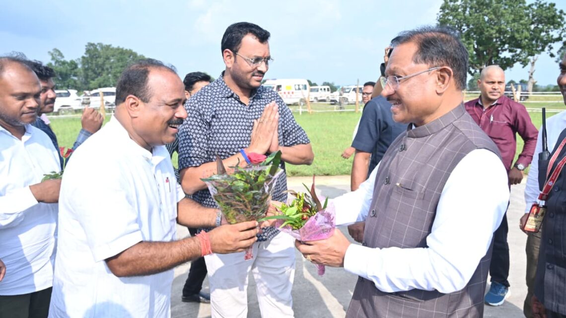 मुख्यमंत्री का बगिया हैलिपैड में आत्मीय स्वागत किया गया