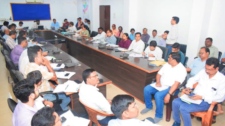 कलेक्टर रोहित व्यास ने लोक निर्माण विभाग और पीएमजीएसवाई की ली समीक्षा बैठक विकास कार्यों को गुणवत्ता के साथ निर्धारित समय सीमा में पूर्ण करने के दिए निर्देश