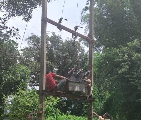 मुख्यमंत्री कैंप कार्यालय की पहल पर  ग्राम  बोड़ालता में बदला गया  ट्रांसफार्मर पुनः बहाल हुई विद्युत आपूर्ति, ग्रामीणों ने जताया मुख्यमंत्री के प्रति आभार