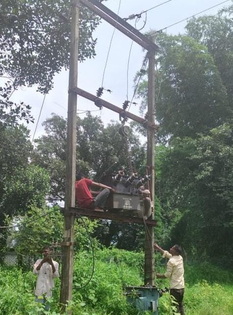 मुख्यमंत्री कैंप कार्यालय की पहल पर  ग्राम  बोड़ालता में बदला गया  ट्रांसफार्मर पुनः बहाल हुई विद्युत आपूर्ति, ग्रामीणों ने जताया मुख्यमंत्री के प्रति आभार