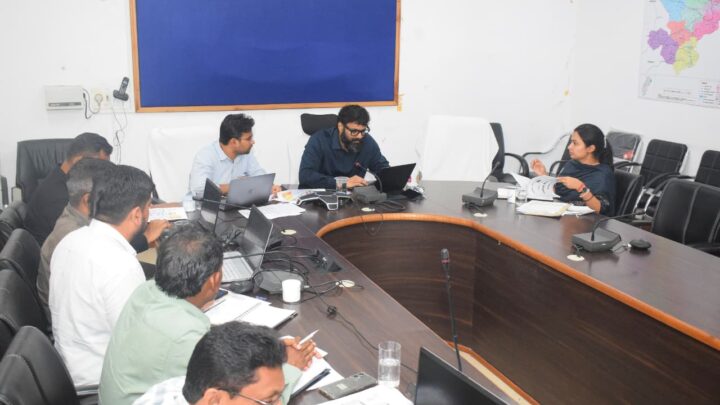 कलेक्टर रोहित व्यास ने जनपद पंचायत, एनआरएलएम और समाज कल्याण विभाग की ली समीक्षा बैठक मोर गाँव मोर पानी महाअभियान को प्रभावी तरीके से लागू करने दिए निर्देश विकासकार्यों को गुणवत्ता के साथ निर्धारित समयसीमा में  पूर्ण करने को कहा