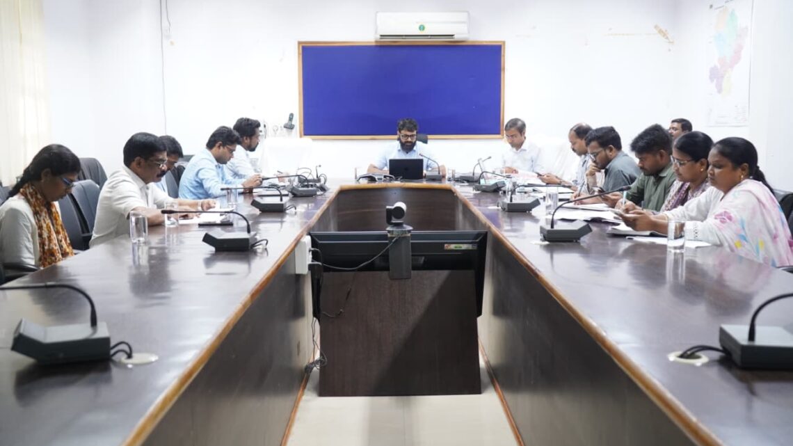 कलेक्टर रोहित व्यास ने राजस्व विभाग की ली समीक्षा बैठक राजस्व प्रकरणों का शत-प्रतिशत निराकरण समय सीमा में सुनिश्चित करने के दिए निर्देश