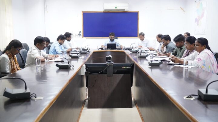 कलेक्टर रोहित व्यास ने राजस्व विभाग की ली समीक्षा बैठक राजस्व प्रकरणों का शत-प्रतिशत निराकरण समय सीमा में सुनिश्चित करने के दिए निर्देश