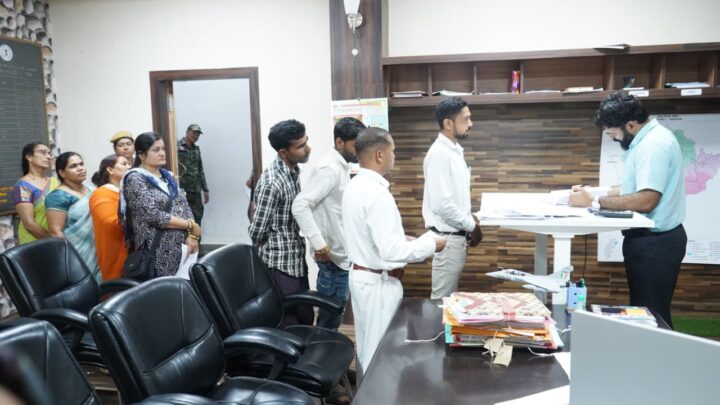 कलेक्टर ने जनदर्शन में सुनी आम लोगों की समस्याएं आवेदनों के समयबद्ध निराकरण को लेकर अधिकारियों को दिए निर्देश