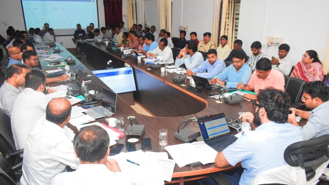 कलेक्टर ने आदि कर्मयोगी अभियान का बेहतर क्रियान्वयन करने के निर्देश मुख्यमंत्री जनदर्शन कलेक्टर जनदर्शन के आवेदनों का निराकरण गंभीरता करने के निर्देश