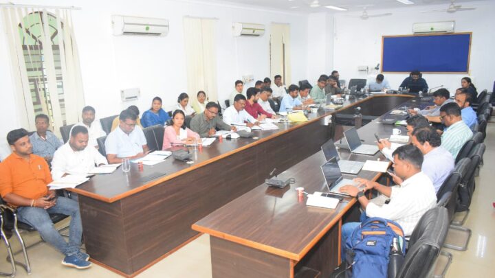 कलेक्टर रोहित व्यास ने राजस्व विभाग की ली समीक्षा बैठक राजस्व प्रकरणों का शत-प्रतिशत निराकरण समयसीमा में सुनिश्चित करने के दिए निर्देश हमर सुघ्घर ऑफिस के तहत निर्धारित मापदंड को पूरा कर सबसे ज्यादा अंक लाने वाले कार्यालय को 26 जनवरी को किया जाएगा सम्मानित