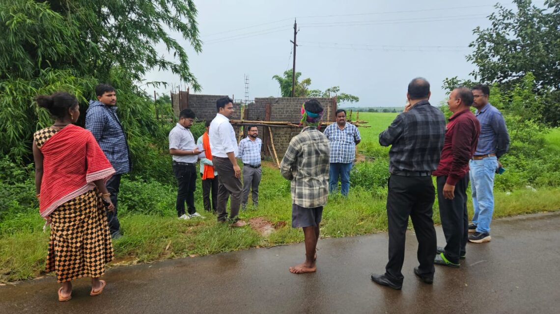 जिला पंचायत सीईओ ने निर्माणाधीन बहुउद्देशीय केंद्र का किया निरीक्षण सामरबार, गायबुडा तथा देवडांड में पीएम जनमन योजनान्तर्गत निर्माणाधीन आवासों का भी किया निरीक्षण