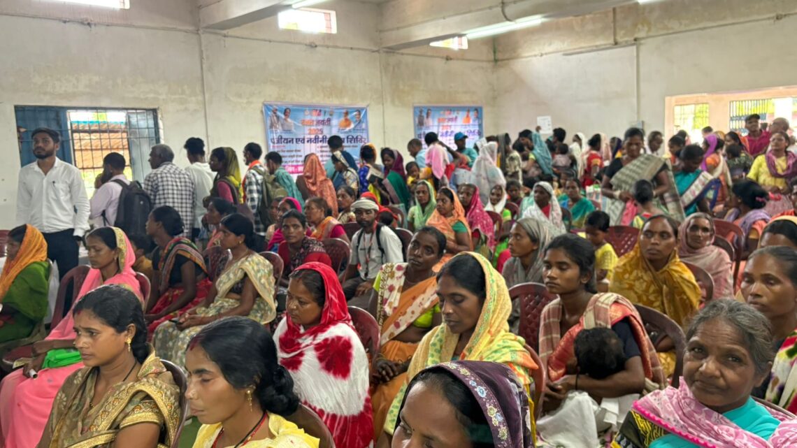 ग्राम पंचायत आरा में आयोजित स्वास्थ्य शिविर में 200 से अधिक श्रमिकों का हुआ स्वास्थ्य जांच ग्राम पंचायत आरा और लोदाम पंजीयन शिविर, 160 से अधिक आवेदन प्राप्त जिले के ग्राम पंचायतों में लगातार 8 दिनों से जारी पंजीयन एवं नवीनीकरण शिविर में 1000 से अधिक श्रमिकों का हुआ पंजीयन