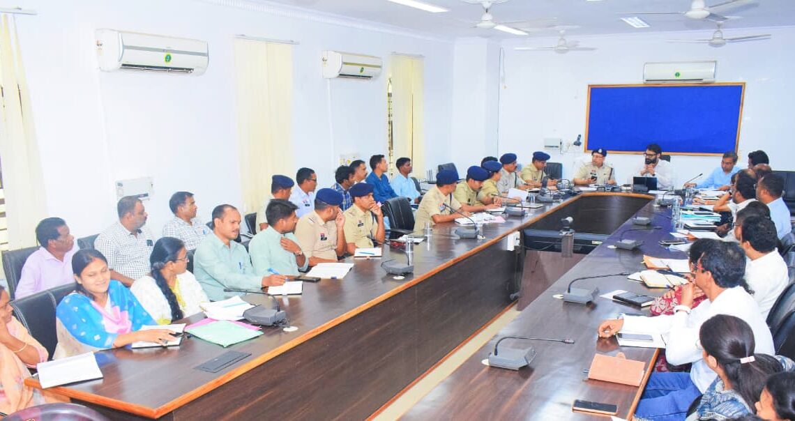 कलेक्टर की अध्यक्षता में जिलास्तरीय सड़क  सुरक्षा समिति की बैठक हुआ आयोजित सड़क सुरक्षा नियमों के कड़ाई से पालन कराने के दिए निर्देश