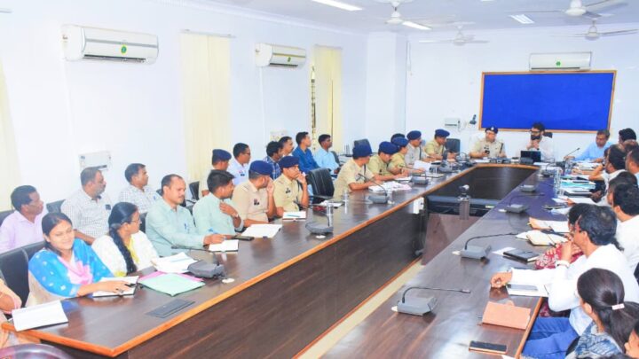 कलेक्टर की अध्यक्षता में जिलास्तरीय सड़क  सुरक्षा समिति की बैठक हुआ आयोजित सड़क सुरक्षा नियमों के कड़ाई से पालन कराने के दिए निर्देश
