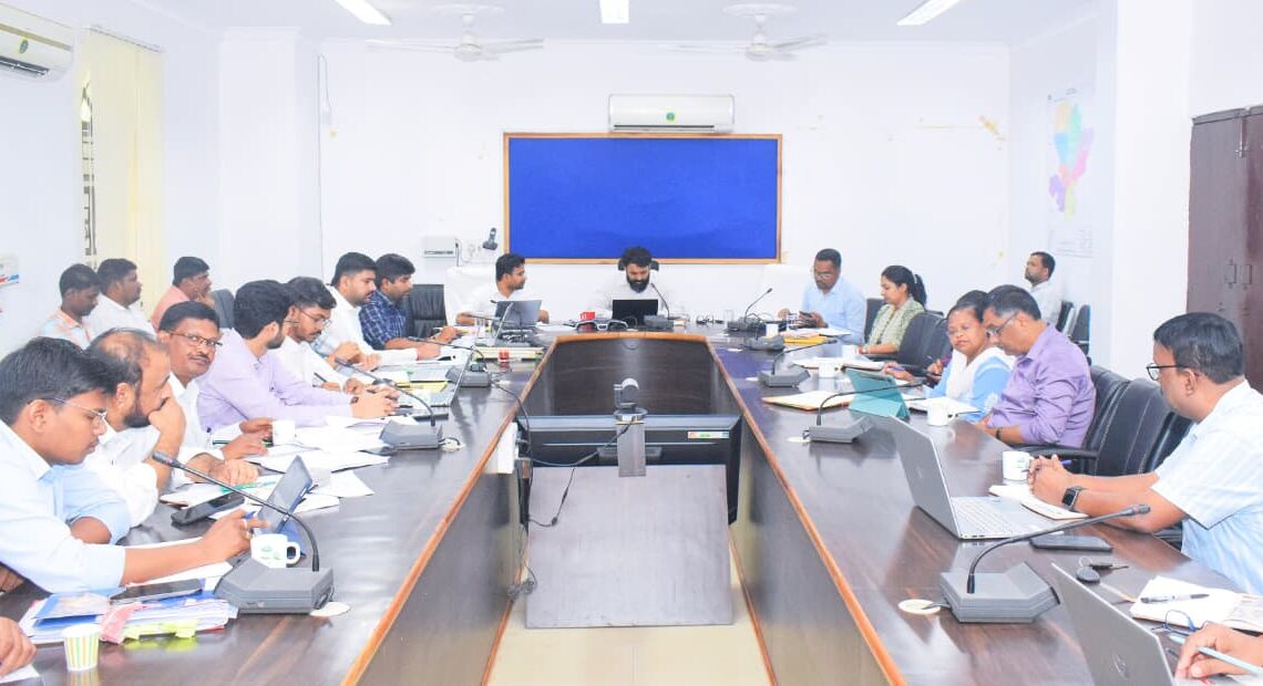 कलेक्टर रोहित व्यास ने जनपद पंचायत और एनआरएलएम विभाग की ली समीक्षा बैठक माइक्रोफाइनेंस कंपनियों द्वारा ऋण वसूली के दौरान अनावश्यक रूप से परेशान करने पर होगी सख्त कार्रवाई विकास कार्यों को गुणवत्ता के साथ निर्धारित समय सीमा में  पूर्ण करने के निर्देश दिए