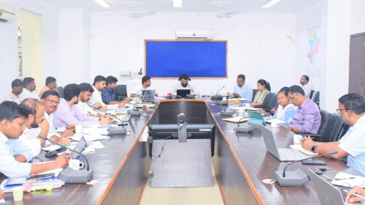 कलेक्टर रोहित व्यास ने जनपद पंचायत और एनआरएलएम विभाग की ली समीक्षा बैठक माइक्रोफाइनेंस कंपनियों द्वारा ऋण वसूली के दौरान अनावश्यक रूप से परेशान करने पर होगी सख्त कार्रवाई विकास कार्यों को गुणवत्ता के साथ निर्धारित समय सीमा में  पूर्ण करने के निर्देश दिए