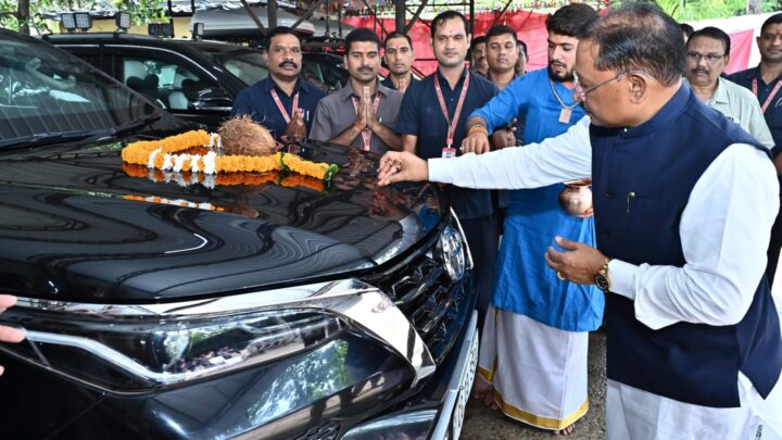 मुख्यमंत्री ने विश्वकर्मा जयंती पर की पूजा अर्चना, बोले, श्रम की सार्थकता और सृजन की भावना को समाज में प्रतिष्ठित करने का श्रेय भगवान विश्वकर्मा को