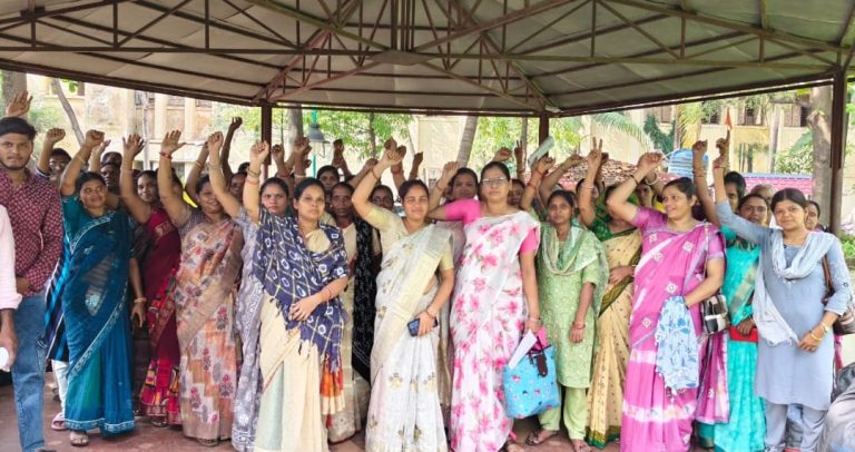 दिवंगत शिक्षाकर्मियों के परिजनों का प्रदर्शन अल्टीमेटम के साथ हुआ खत्म, तीन दिन में समस्या का नहीं हुआ समाधान तो दिखेंगे उग्र तेवर…