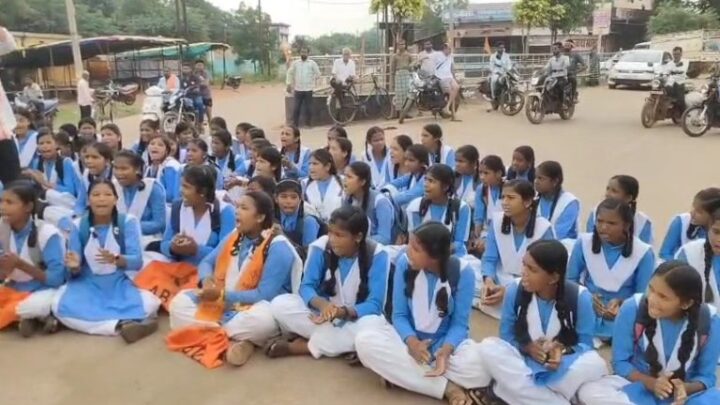 युक्तियुक्तकरण का इफेक्ट: गर्ल्स स्कूल को किया गया ब्वाइज स्कूल में मर्ज, आक्रोशित छात्राओं ने 2 घंटे तक कर दिया सड़क जाम, मचा हंगामा…