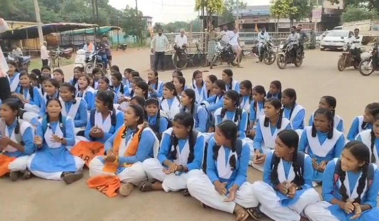 युक्तियुक्तकरण का इफेक्ट: गर्ल्स स्कूल को किया गया ब्वाइज स्कूल में मर्ज, आक्रोशित छात्राओं ने 2 घंटे तक कर दिया सड़क जाम, मचा हंगामा…