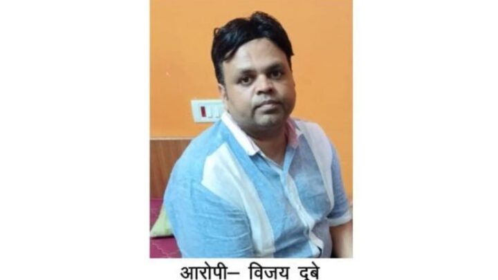 घूसखोर अफसर: 4.50 लाख रुपये लेते हुए अफसर को किया गया गिरफ्तार, मुआवजा भुगतान के एवज में ले रहा था रिश्वत