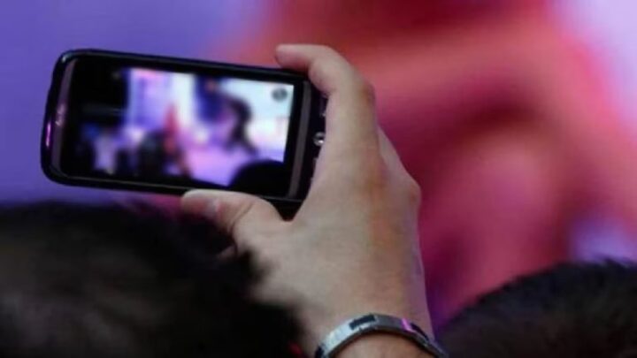 शिक्षा विभाग के व्हाट्सएप ग्रुप में वायरल हुए अश्लील वीडियो, महिला शिक्षक पहुंची थाने, 5 शिक्षकों को नोटिस जारी