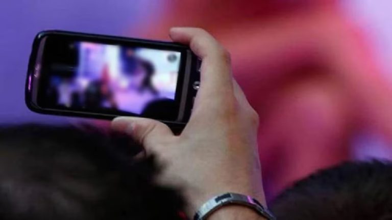 शिक्षा विभाग के व्हाट्सएप ग्रुप में वायरल हुए अश्लील वीडियो, महिला शिक्षक पहुंची थाने, 5 शिक्षकों को नोटिस जारी